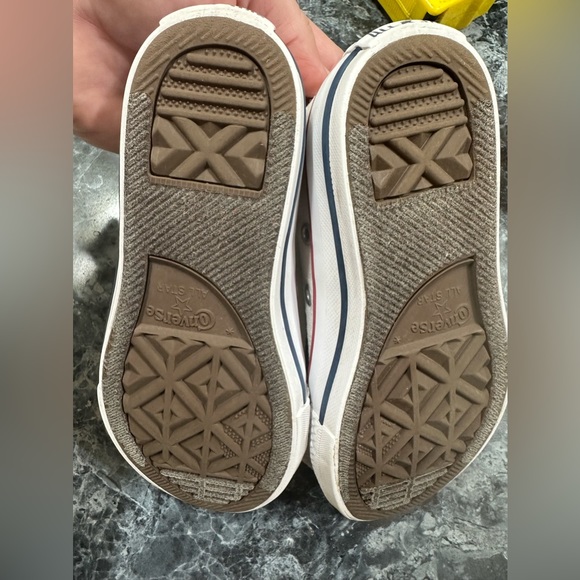 Converse VGUC a little over 8 inches.   Could be boys or girl - Picture 5 of 6